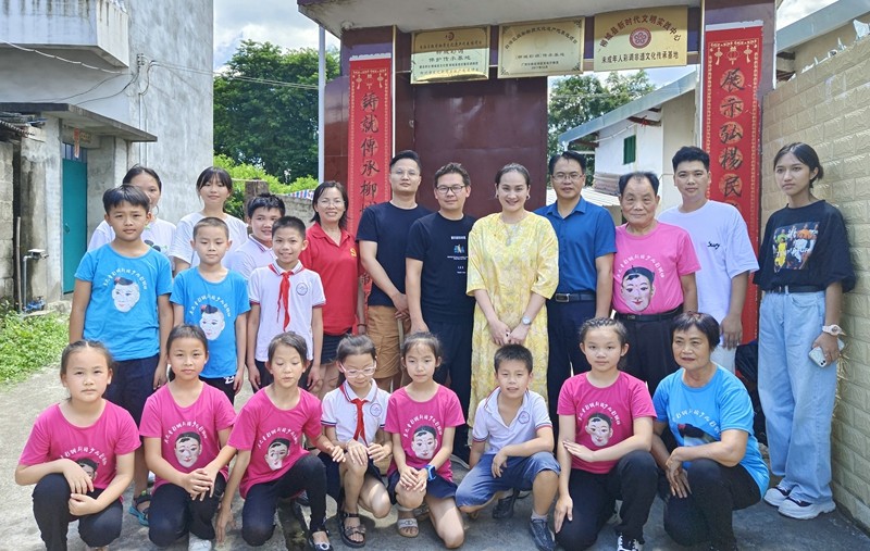 08 王予嘉一行与同学们合影留念.jpg