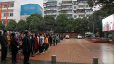 广西艺术学校雨中开展宪法晨读活动