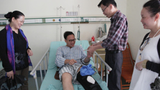 广西艺术学校慰问工伤教职工