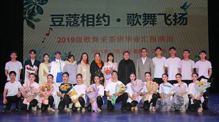 广西艺术学校2019级歌舞采茶班举办毕业汇报演出