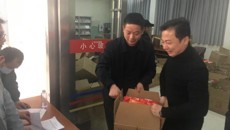 广西艺术学校工会向教职工发放元旦、春节慰问品