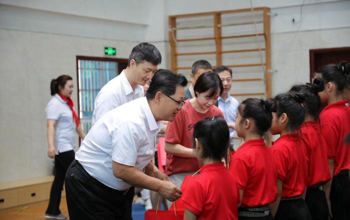 广西艺术学校举行“大手牵小手，共进跟党走”2024年少先队入队仪式暨