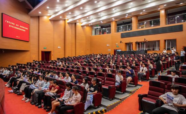 广西艺术学校举办2025年秋季学期  反诈防欺凌专题讲座