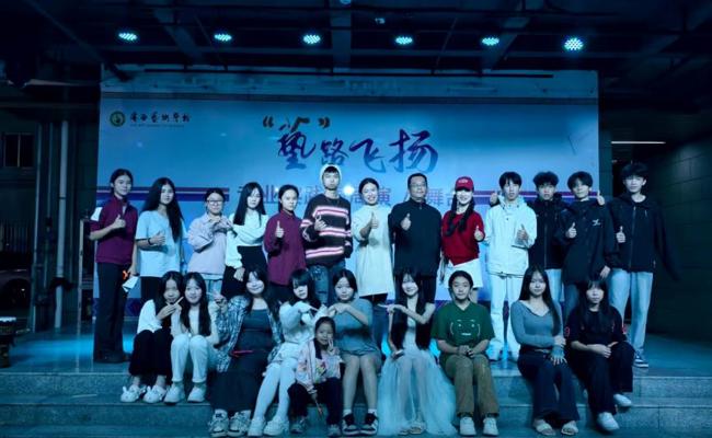 广西艺术学校2025级声乐班举办“突破自我 唱响青春”舞台实践活动