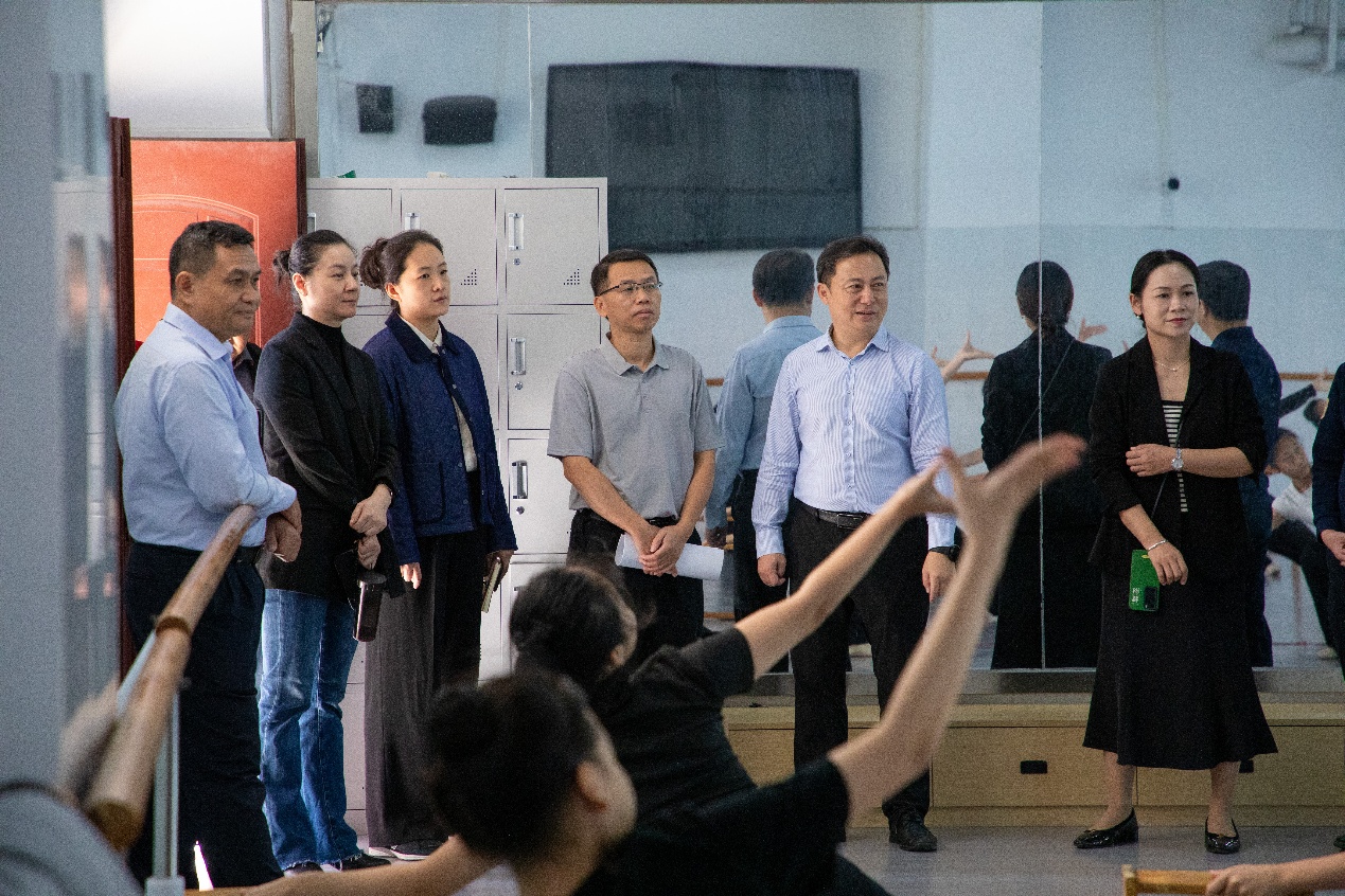 一群人在跳舞
AI 生成的内容可能不正确。