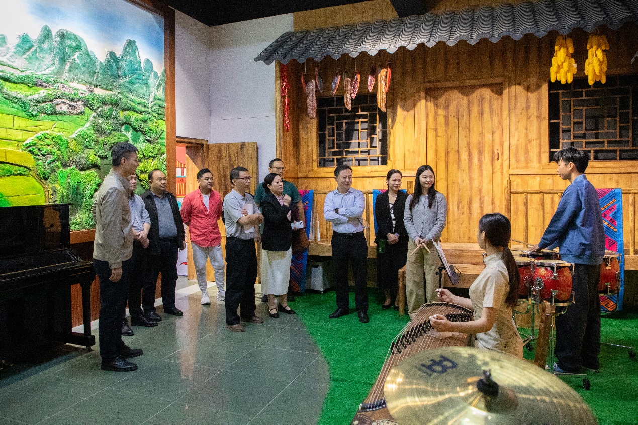 一群人站在建筑的摆设布局
AI 生成的内容可能不正确。