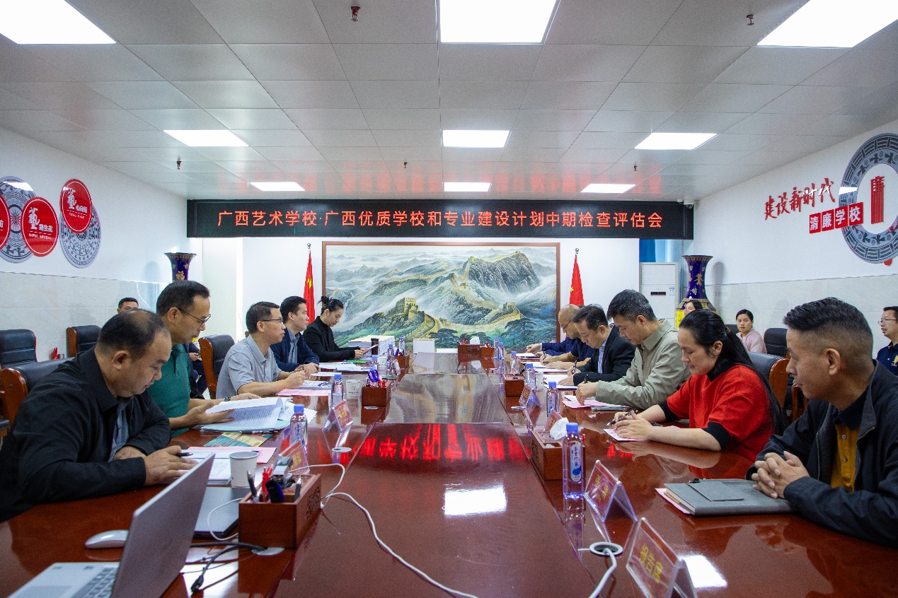 餐厅里的人们
AI 生成的内容可能不正确。