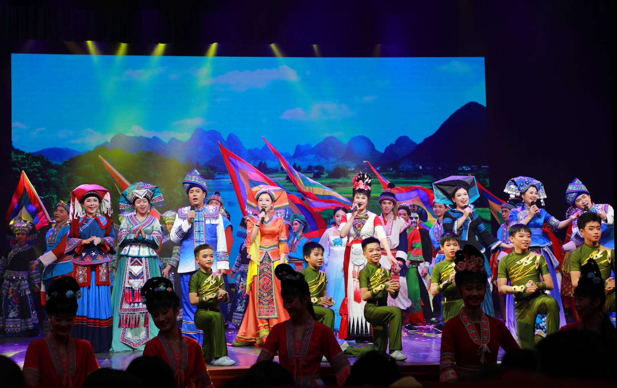 演出合唱《山歌好比春江水》《多谢了》