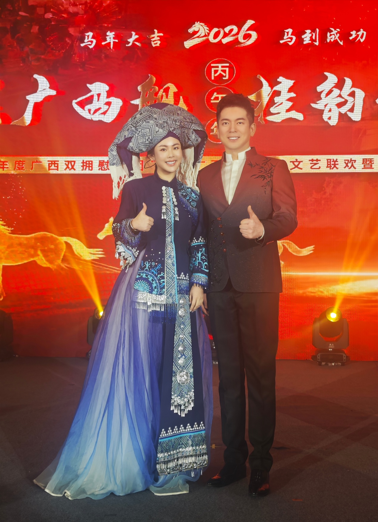 人穿着裙子站在一起

AI 生成的内容可能不正确。