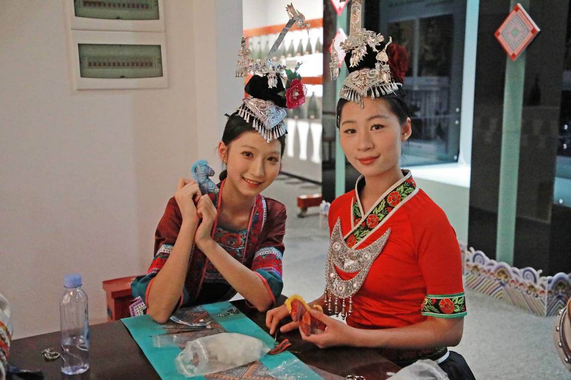 我校学子制作“马上成功”壮锦香囊挂饰
