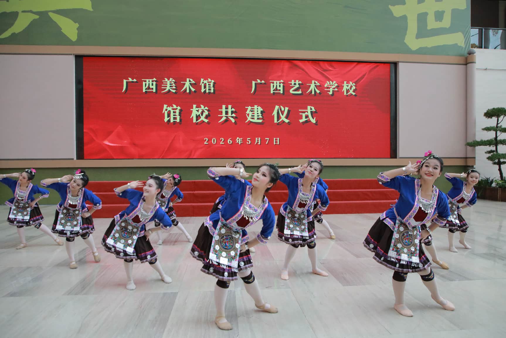 C:/Users/lenovo/Desktop/八桂职教网（20260515）/广西艺术学校与广西美术馆共建两大实践教学基地/我校学子表演原创舞蹈《寻声而侗》.JPG我校学子表演原创舞蹈《寻声而侗》