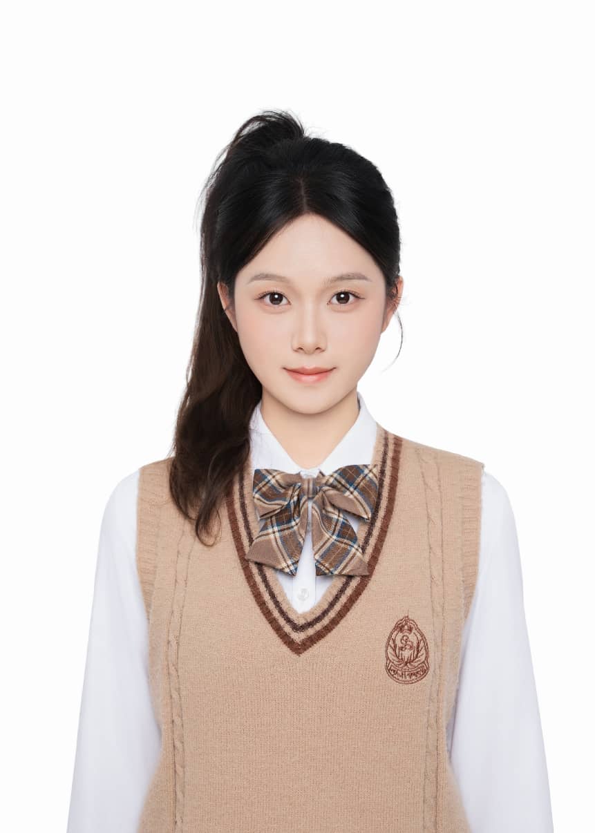 李奕辰广西艺术学校2023级播音与主持专业学生，共青团员。2024年荣获第三届IRGC 国际中文朗诵金梅花奖青少组（广西选区）银奖；2025年荣获第十届全国学生“学宪法讲宪法”法治情景剧团体赛全国总决赛三等奖、广西赛区一等奖。