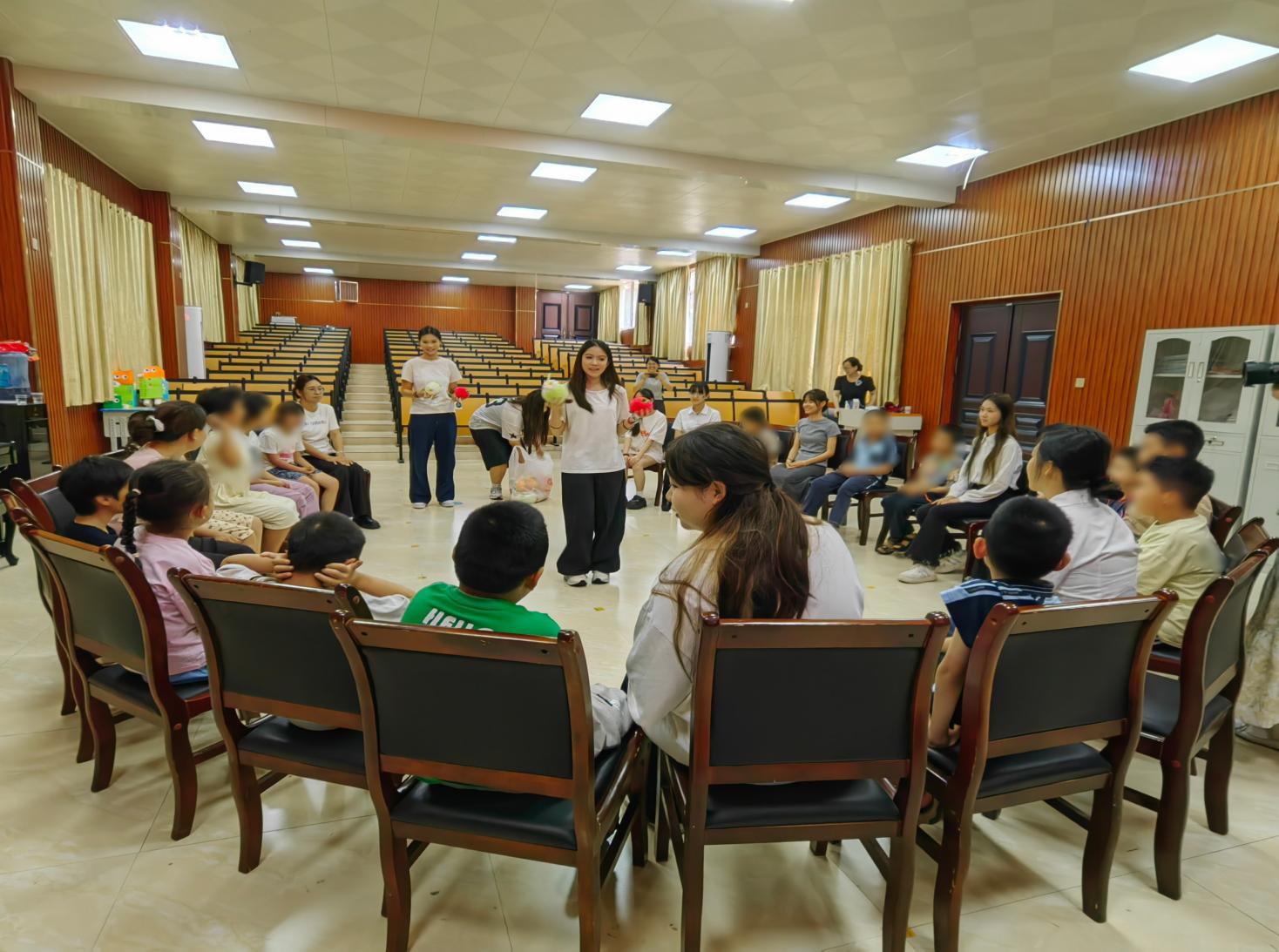 学生陪特校孩子玩游戏