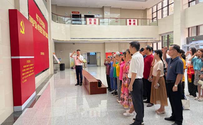 广西艺术学校党委开展庆祝中国共产党成立105周年主题党日暨“光荣在党50年”纪念章授予仪式